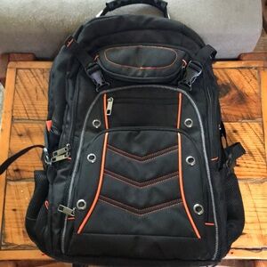 Tablet/laptop backpack w/portable charger port